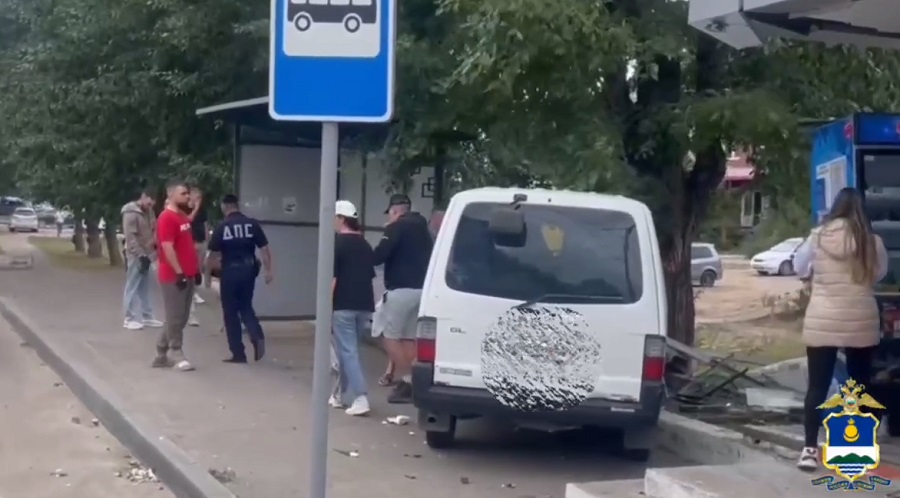 Автобус снес павильон в Улан-Удэ Автобус снес павильон в Улан-Удэ