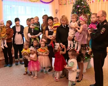 Дед мороз в погонах поздравил воспитанников детского дома "Аистенок"