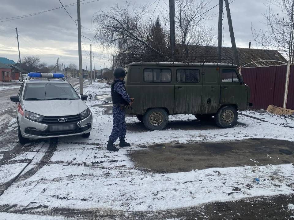 В Бурятии 19-летний парень вскрыл два авто и пытался удрать через забор. Его сдернули В Бурятии 19-летний парень вскрыл два авто и пытался удрать через забор. Его сдернули