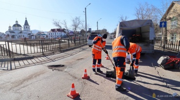 В Улан-Удэ приступили к ямочному ремонту дорог горячим асфальтом