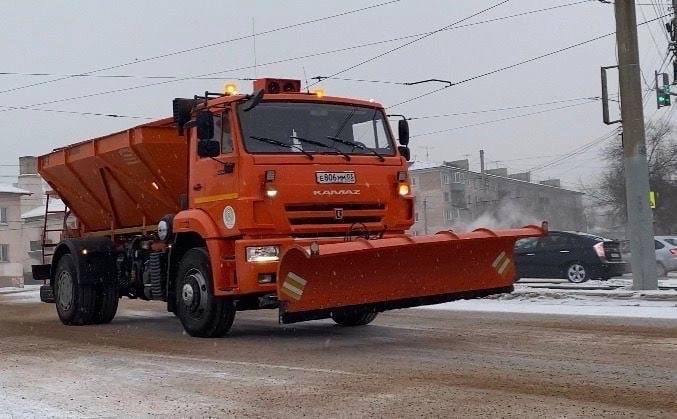 В Улан-Удэ подсыпают дороги после снегопада В Улан-Удэ подсыпают дороги после снегопада