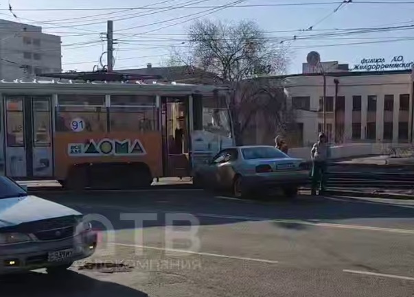 В Улан-Удэ водитель "Тойоты" протаранила трамвай В Улан-Удэ водитель "Тойоты" протаранила трамвай