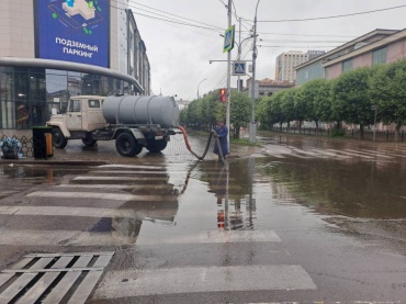 В Улан-Удэ продолжается откачка воды с улиц 