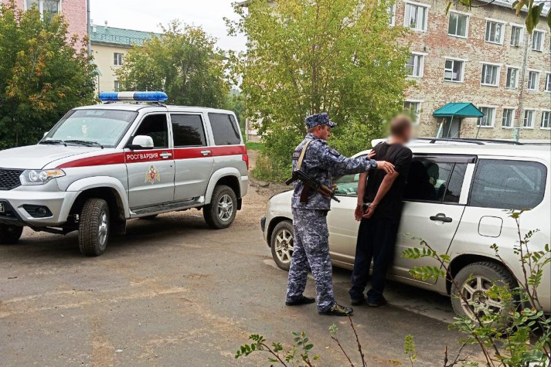 Житель Бурятии съездил в соседнее село на угнанной тачке. Дома его встретили росгвардейцы Житель Бурятии съездил в соседнее село на угнанной тачке. Дома его встретили росгвардейцы