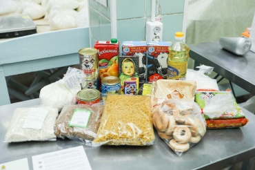 Школьники Улан-Удэ получают продуктовые наборы за май