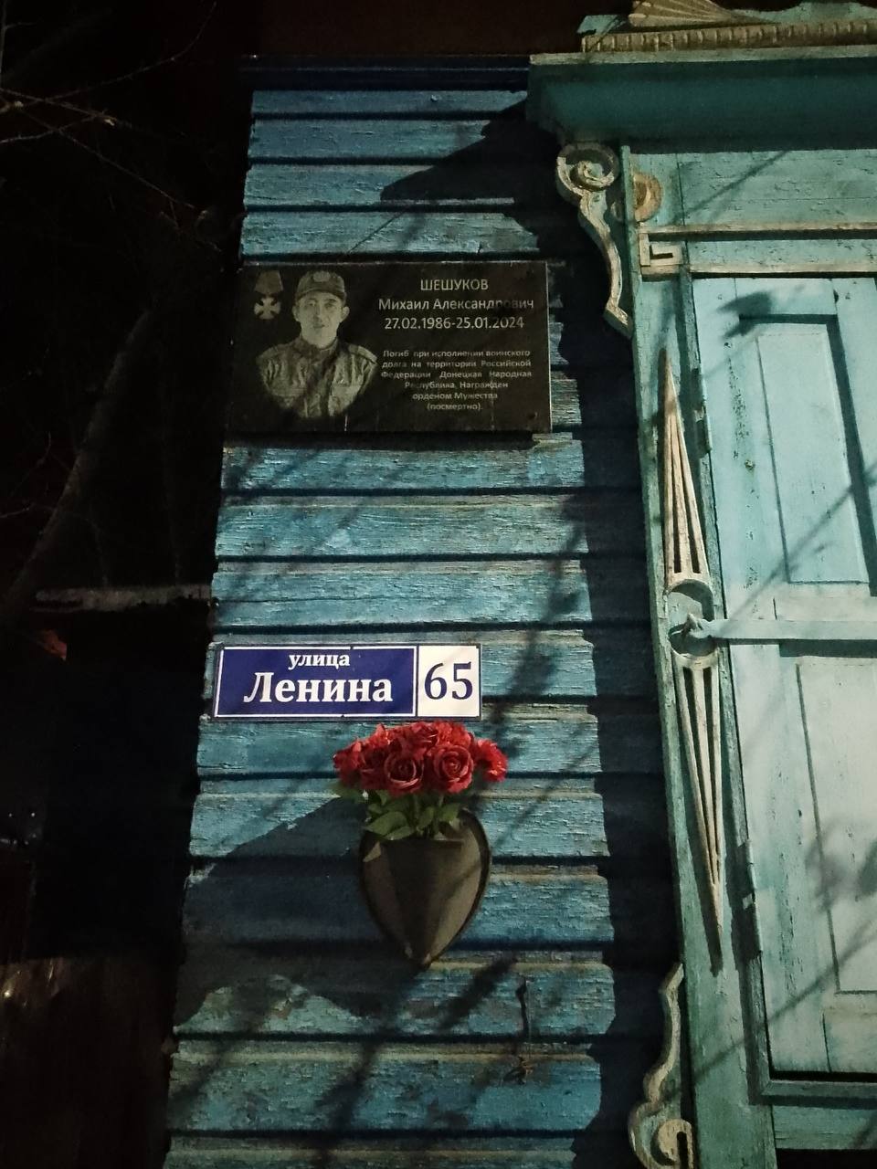 Подросток сорвал цветы с мемориала участника СВО Подросток сорвал цветы с мемориала участника СВО