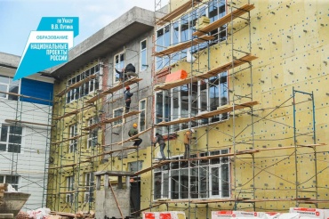 Самую большую школу в Улан-Удэ утепляют, ставят витражи и окна 