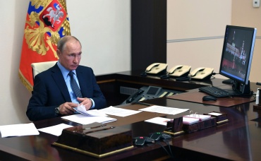 Путин продлил стимулирующие выплаты и специальные доплаты для медиков