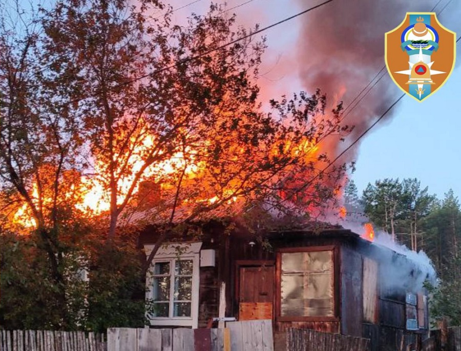 В Бурятии горел трехквартирный дом В Бурятии горел трехквартирный дом