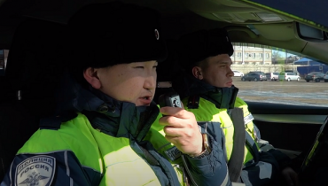 Пьяный водитель «прокатил» инспектора ДПС. Подробности происшествия в Улан-Удэ