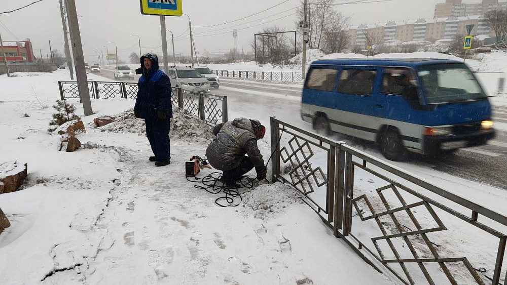 В Улан-Удэ латают поврежденные ограждения В Улан-Удэ латают поврежденные ограждения