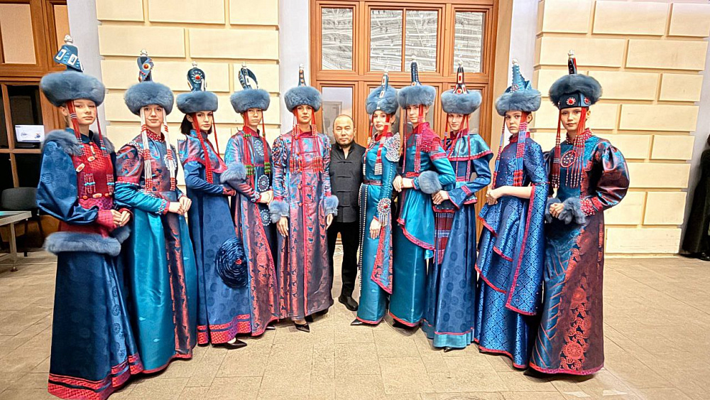 Дизайнер из Улан-Удэ показал культуру Бурятии на выставке «Уникальная Россия» в Москве Дизайнер из Улан-Удэ показал культуру Бурятии на выставке «Уникальная Россия» в Москве