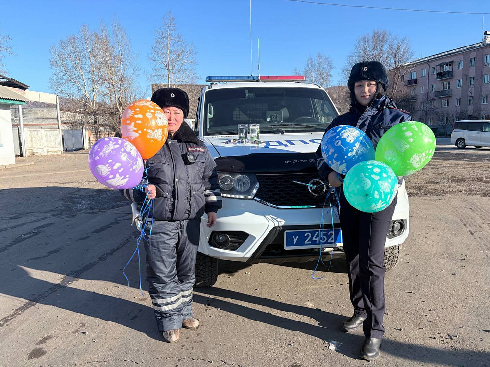 В ГИБДД поздравили водителей с Днем защитника Отечества В ГИБДД поздравили водителей с Днем защитника Отечества