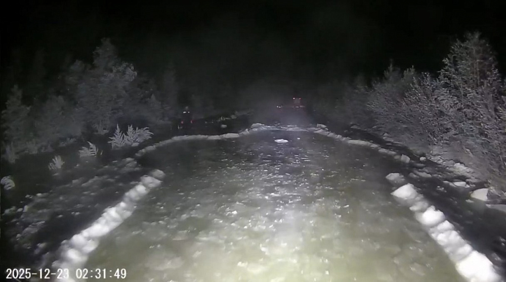Наледные воды затопили трассу на севере Бурятии Наледные воды затопили трассу на севере Бурятии