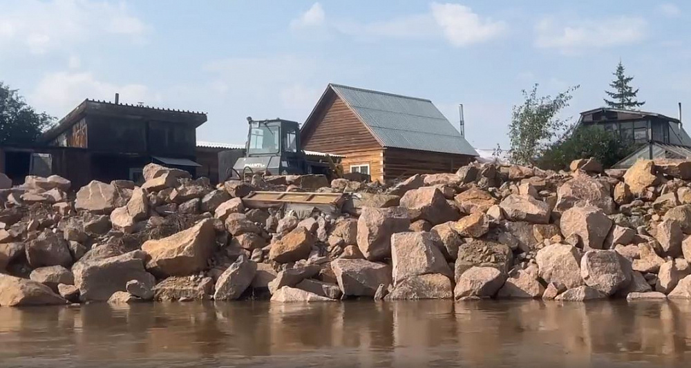 В Улан-Удэ проверили надежность защитной насыпи на берегу Селенги
