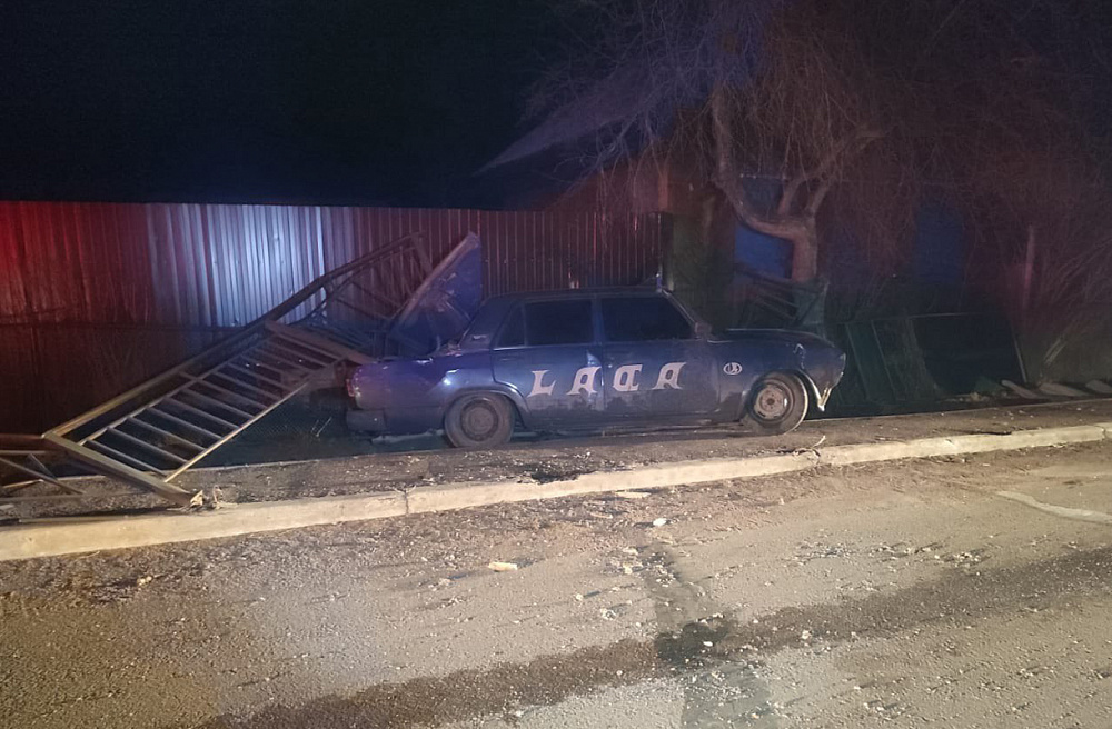 В Бурятии парень на Жигулях врезался в ограждение В Бурятии парень на Жигулях врезался в ограждение