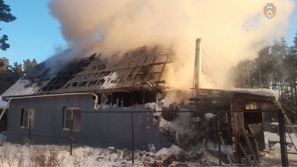 В Бурятии огонь уничтожил жилой дом многодетной семьи В Бурятии огонь уничтожил жилой дом многодетной семьи
