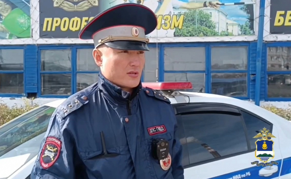 В Улан-Удэ сотрудник Госавтоинспекции уберег пенсионерку от мошенников В Улан-Удэ сотрудник Госавтоинспекции уберег пенсионерку от мошенников