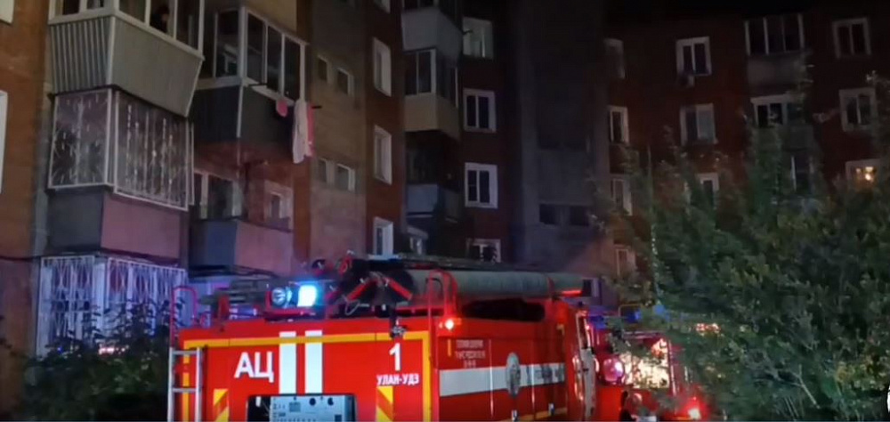 В Улан-Удэ ребенка эвакуировали из горящей квартиры с помощью автолестницы