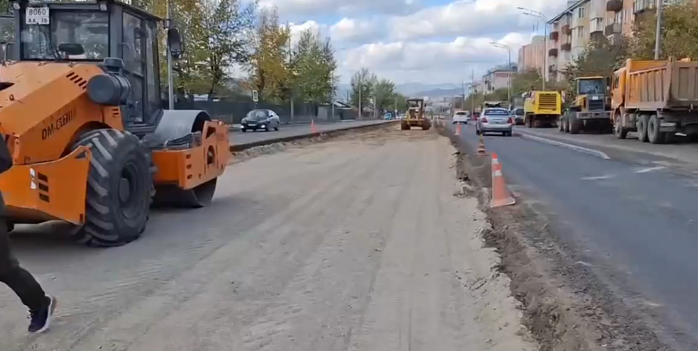 На улице Бабушкина в Улан-Удэ готовят дорогу к асфальтированию На улице Бабушкина в Улан-Удэ готовят дорогу к асфальтированию