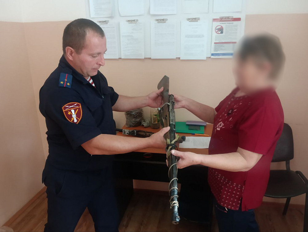 Жительница Бурятии убиралась в огороде и нашла "клад" Жительница Бурятии убиралась в огороде и нашла "клад"