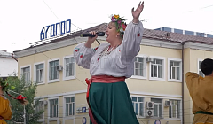 Мега-флэшмоб в национальных костюмах и гала-концерт. День России в Улан-Удэ  
