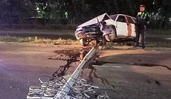 В Улан-Удэ автомобилист снёс фонарный столб (видео)