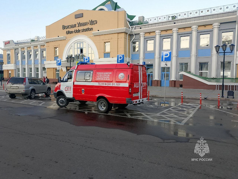 В Улан-Удэ тушили крышу вокзала В Улан-Удэ тушили крышу вокзала