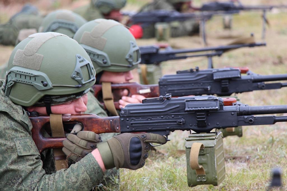 В Бурятии военнослужащие ВВО учатся стрелять из пулемёта Калашникова
