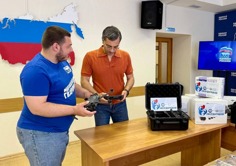 Владимир Гутенев передал бойцам коптеры и необходимое для фронта Владимир Гутенев передал бойцам коптеры и необходимое для фронта