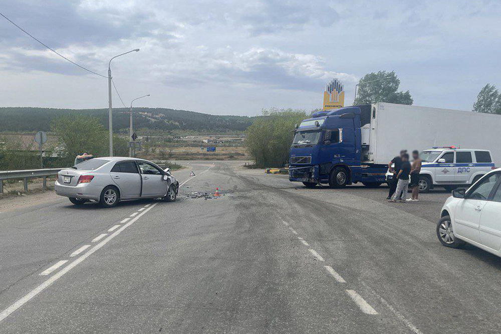 В Бурятии водитель фуры устроил ДТП возле АЗС В Бурятии водитель фуры устроил ДТП возле АЗС