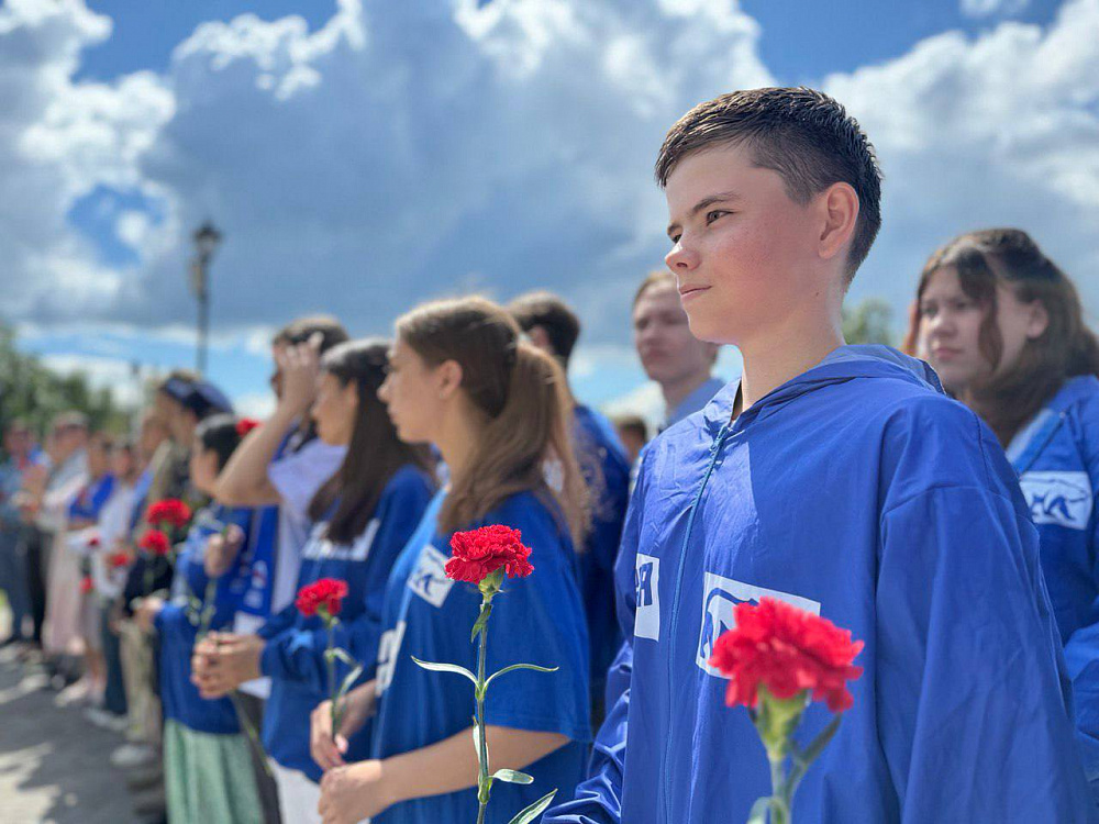Молодогвардейцы Бурятии возложили цветы к памятнику Героя России Алдара Цыденжапова
