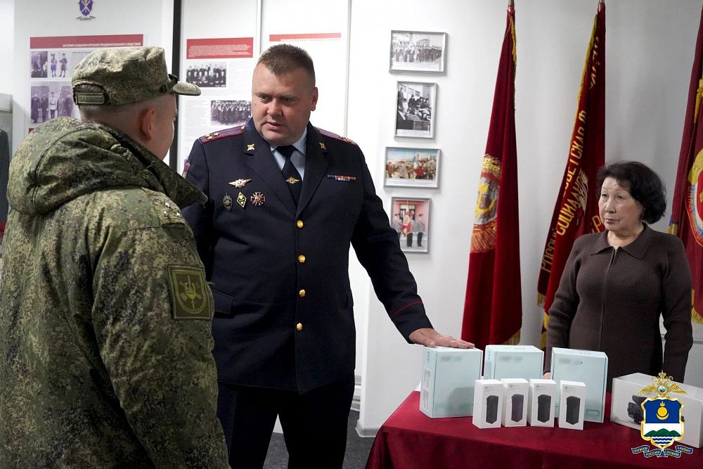 Полицейские Бурятии передали партию гуманитарной помощи военнослужащим