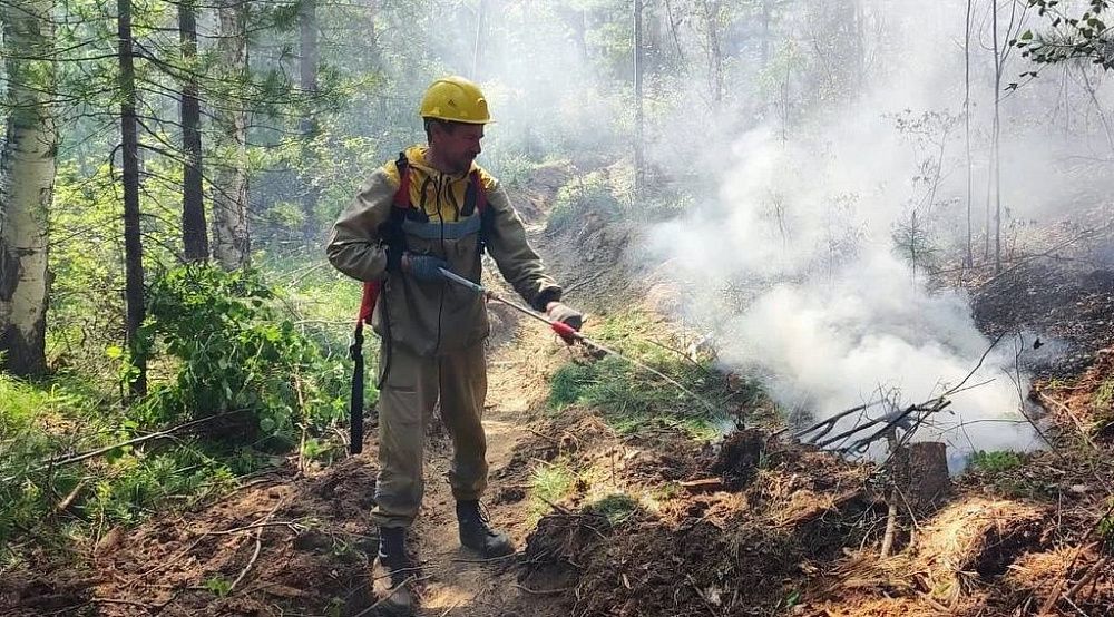 Лесники Бурятии тушат грозовой пожар Лесники Бурятии тушат грозовой пожар