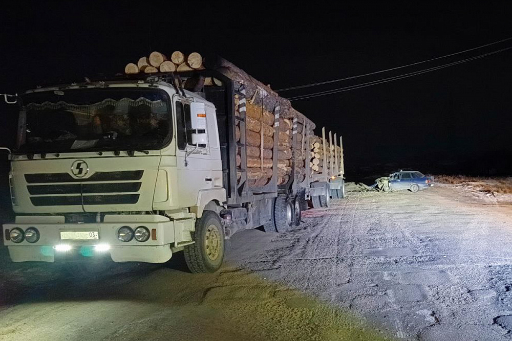 В Бурятии водитель «Лады» врезался в грузовик В Бурятии водитель «Лады» врезался в грузовик