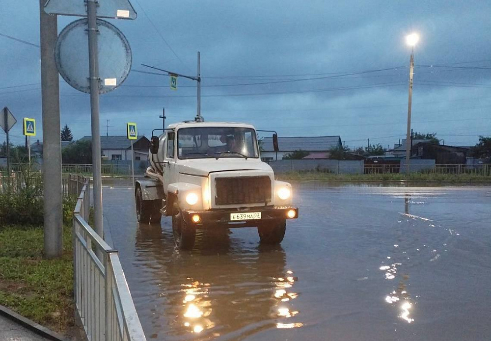 Коммунальные службы с 4 утра откачивают воду на дорогах Улан-Удэ Коммунальные службы с 4 утра откачивают воду на дорогах Улан-Удэ