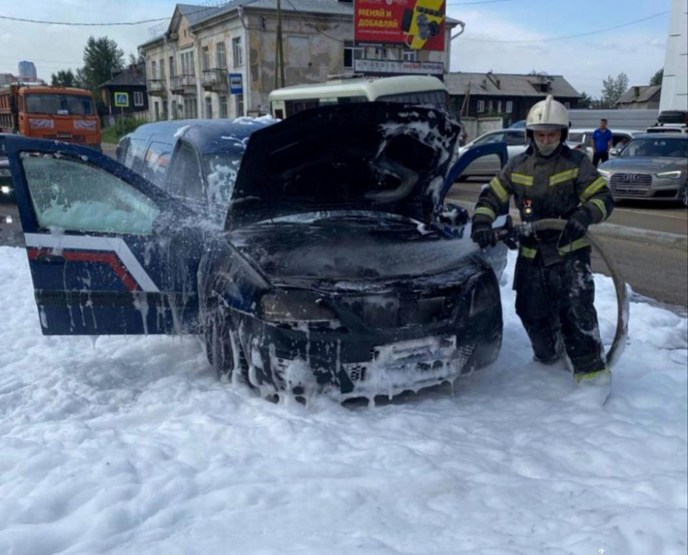 В Улан-Удэ на улице Воровского вспыхнула машина В Улан-Удэ на улице Воровского вспыхнула машина
