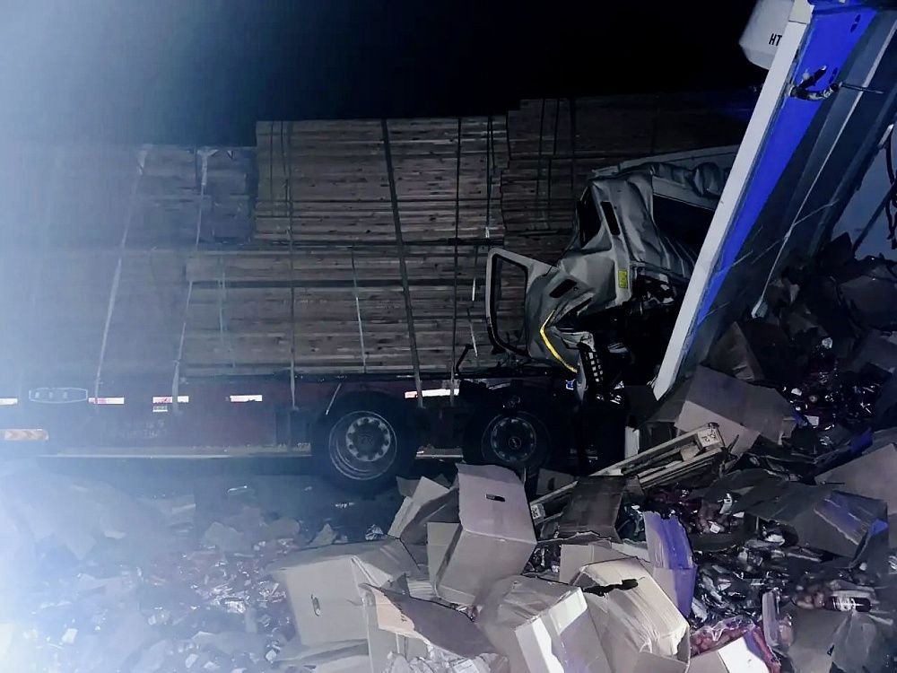В Бурятии стоящий грузовик попал в два ДТП В Бурятии стоящий грузовик попал в два ДТП