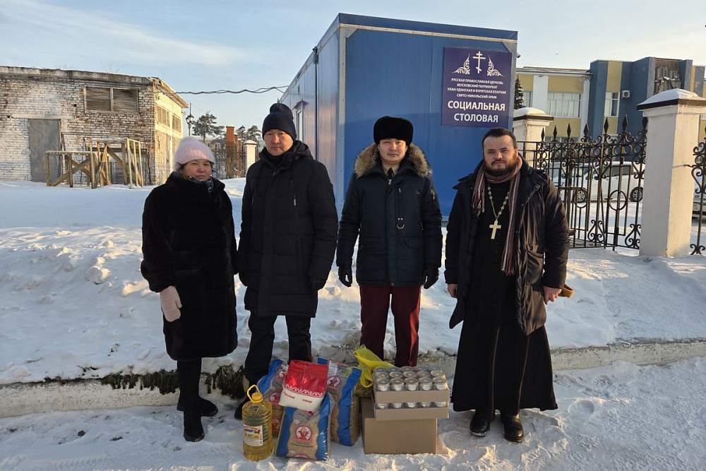 Сотрудники Роспотребнадзора Бурятии поддержали социальную столовую при Никольском храме Улан-Удэ Сотрудники Роспотребнадзора Бурятии поддержали социальную столовую при Никольском храме Улан-Удэ