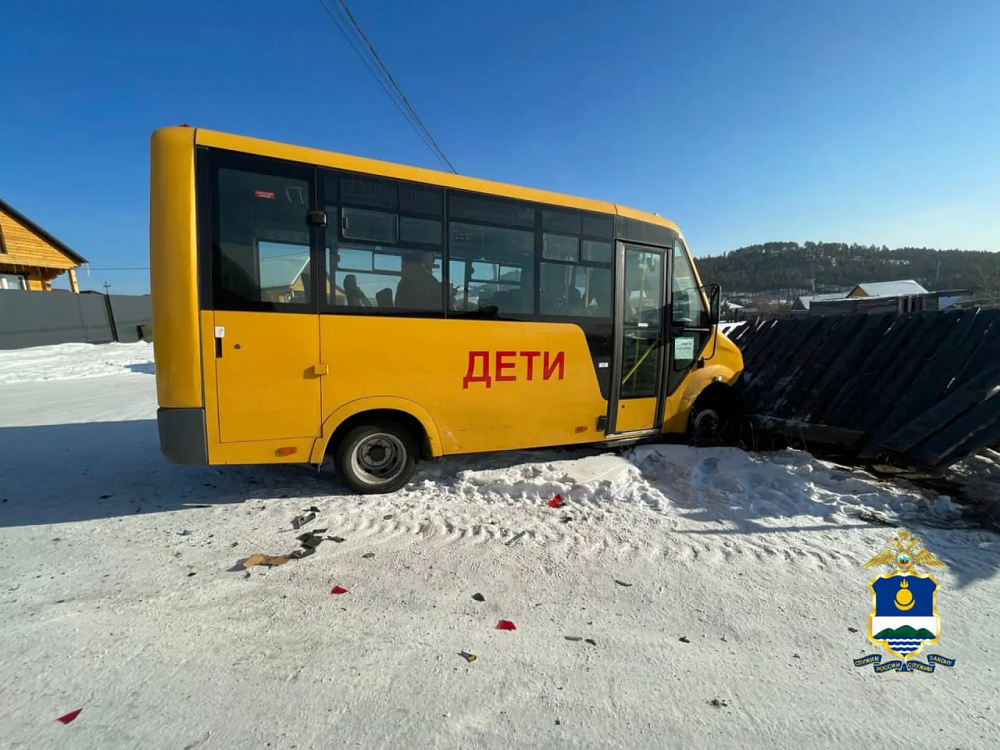 В Бурятии в ДТП со школьным автобусом пострадал ребенок В Бурятии в ДТП со школьным автобусом пострадал ребенок