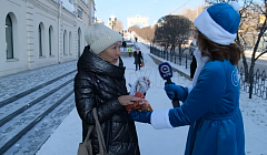 К Новому году готовы! Или нет?.. Снегурочка на улицах Улан-Удэ