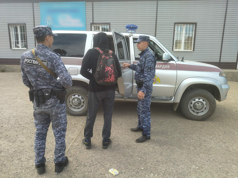 Житель Закаменского района сам признался росгвардейцам, что несет в рюкзаке наркотики Житель Закаменского района сам признался росгвардейцам, что несет в рюкзаке наркотики