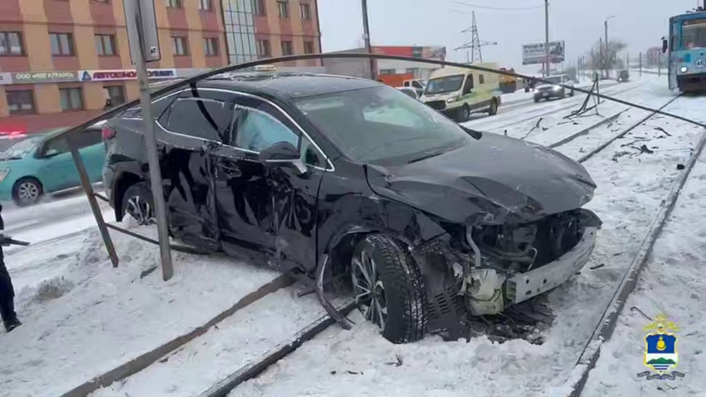 Два человека пострадали в Улан-Удэ от въехавшего на остановку «Лексуса»