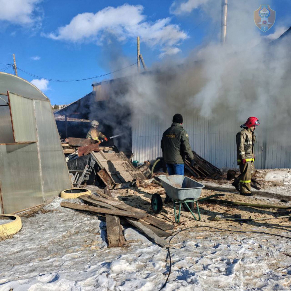 Гараж и дом едва не сгорели в Кяхтинском районе Гараж и дом едва не сгорели в Кяхтинском районе