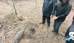 Житель Бурятии ударил кружкой одного собутыльника и застрелил второго