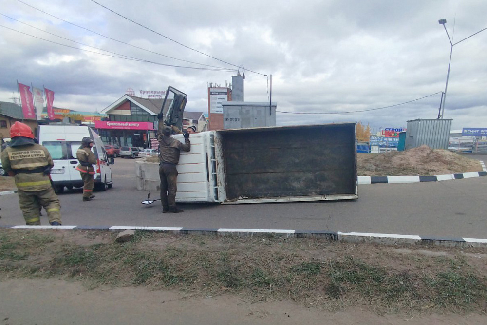 В Улан-Удэ 26-летний водитель врезался в ограждение, повредив себе позвоночник В Улан-Удэ 26-летний водитель врезался в ограждение, повредив себе позвоночник