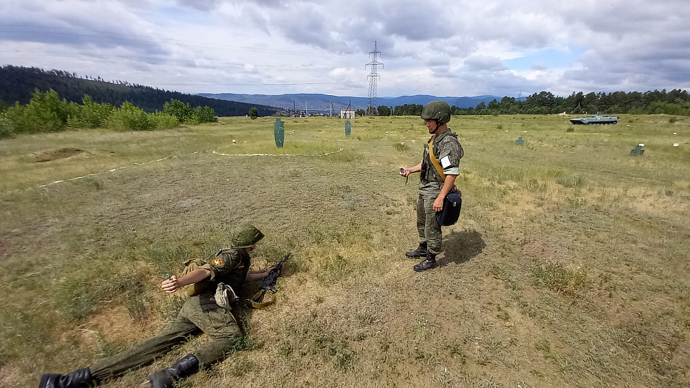 В Бурятии военнослужащие ВВО совершенствуют навыки метания гранат В Бурятии военнослужащие ВВО совершенствуют навыки метания гранат