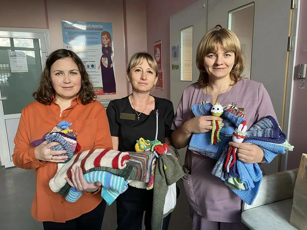 Тепло для самых маленьких: волонтеры «28 петель» передали вязаные изделия в ДРКБ Тепло для самых маленьких: волонтеры «28 петель» передали вязаные изделия в ДРКБ