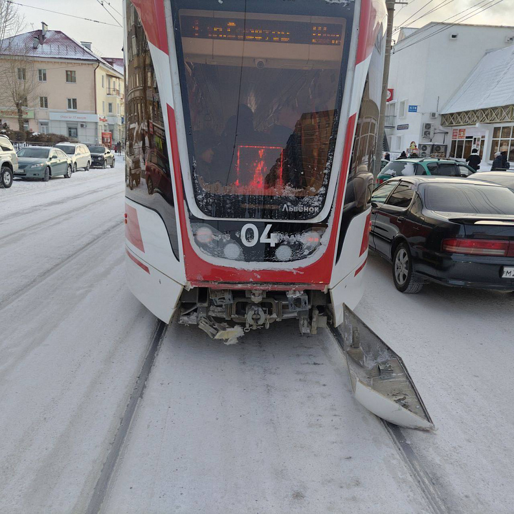 В Улан-Удэ мужчина на «Мерседесе» въехал в трамвай В Улан-Удэ мужчина на «Мерседесе» въехал в трамвай