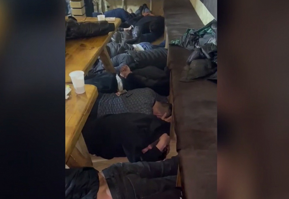В Бурятии вместо Деда Мороза и Снегурочки к преступным элементам приехали полицейские В Бурятии вместо Деда Мороза и Снегурочки к преступным элементам приехали полицейские